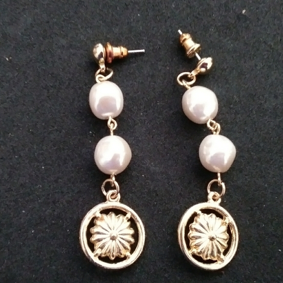 Jewelry - Dangle Pearl and Goldtone Pierced Earrings